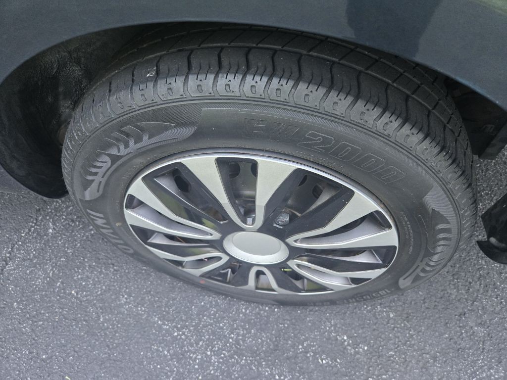 2017 Nissan Versa Image 8