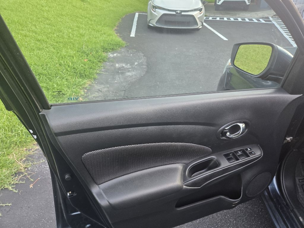 2017 Nissan Versa Image 19