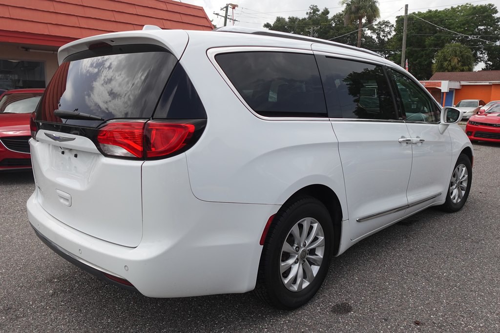 2018 Chrysler Pacifica Image 6