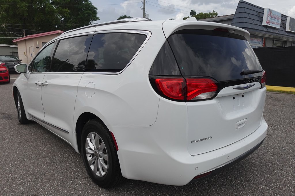 2018 Chrysler Pacifica Image 8