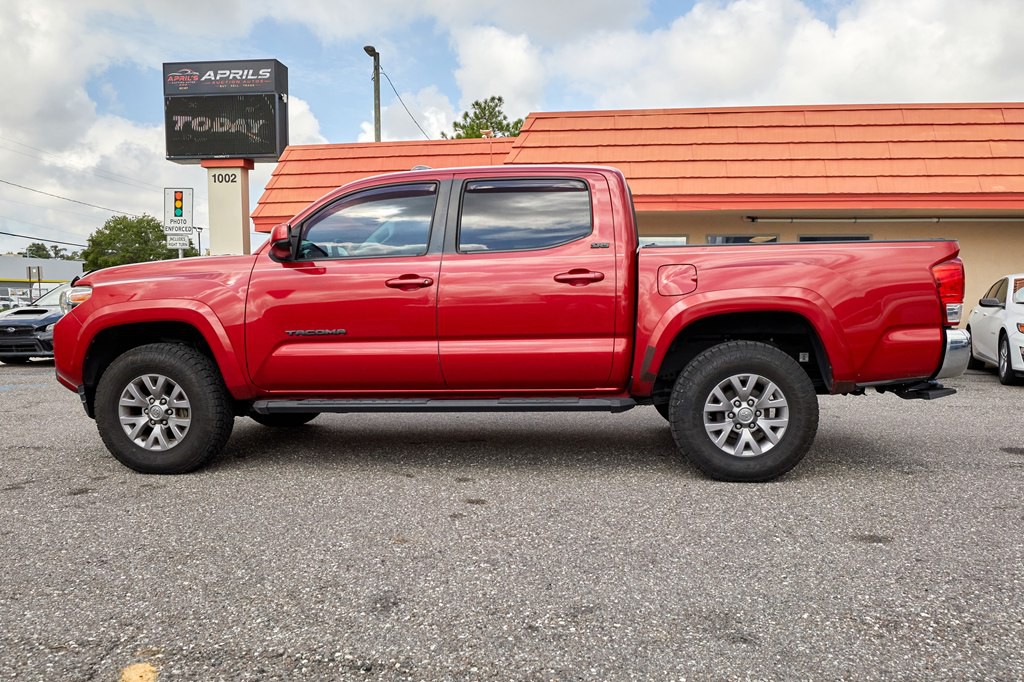 2017 Toyota Tacoma Image 8