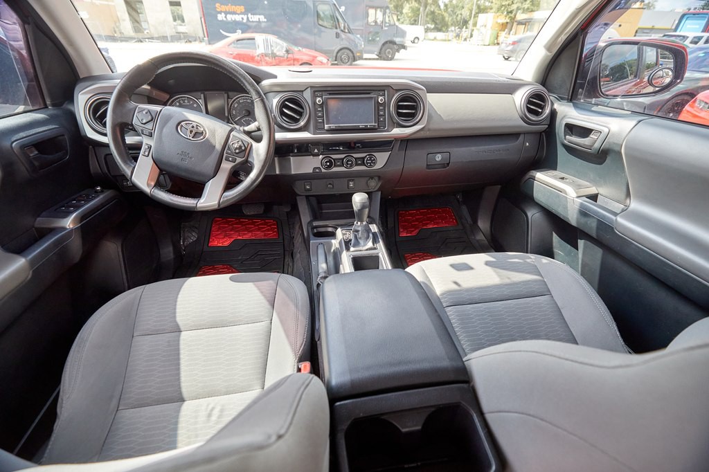 2017 Toyota Tacoma Image 10