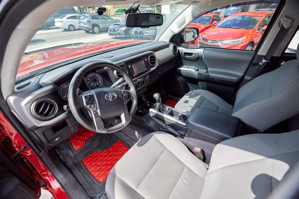 2017 Toyota Tacoma Image 11