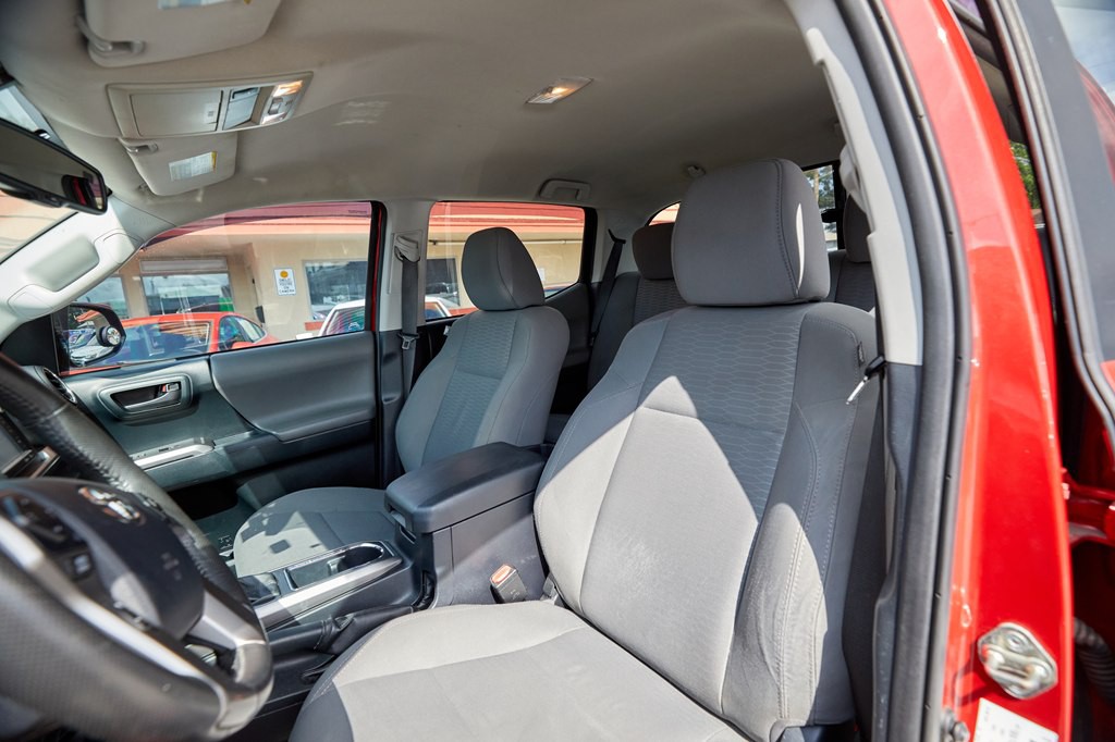 2017 Toyota Tacoma Image 12