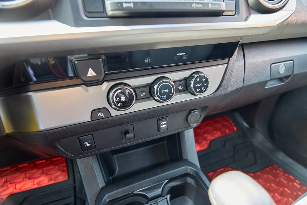 2017 Toyota Tacoma Image 15