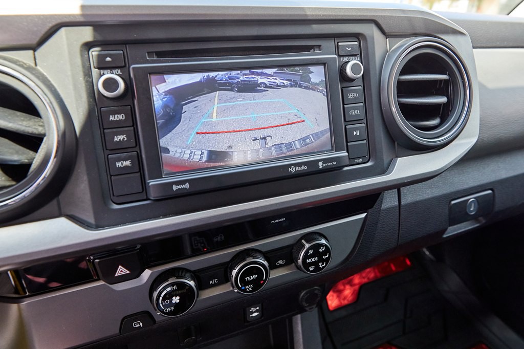 2017 Toyota Tacoma Image 16