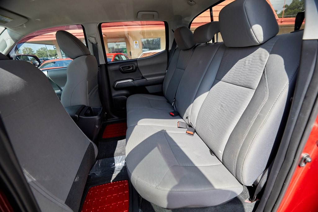 2017 Toyota Tacoma Image 18