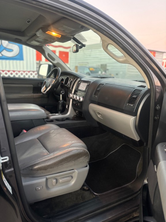 2015 Toyota Sequoia Image 18