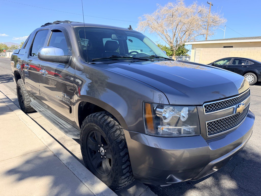 2011 Chevrolet Avalanche Image 2