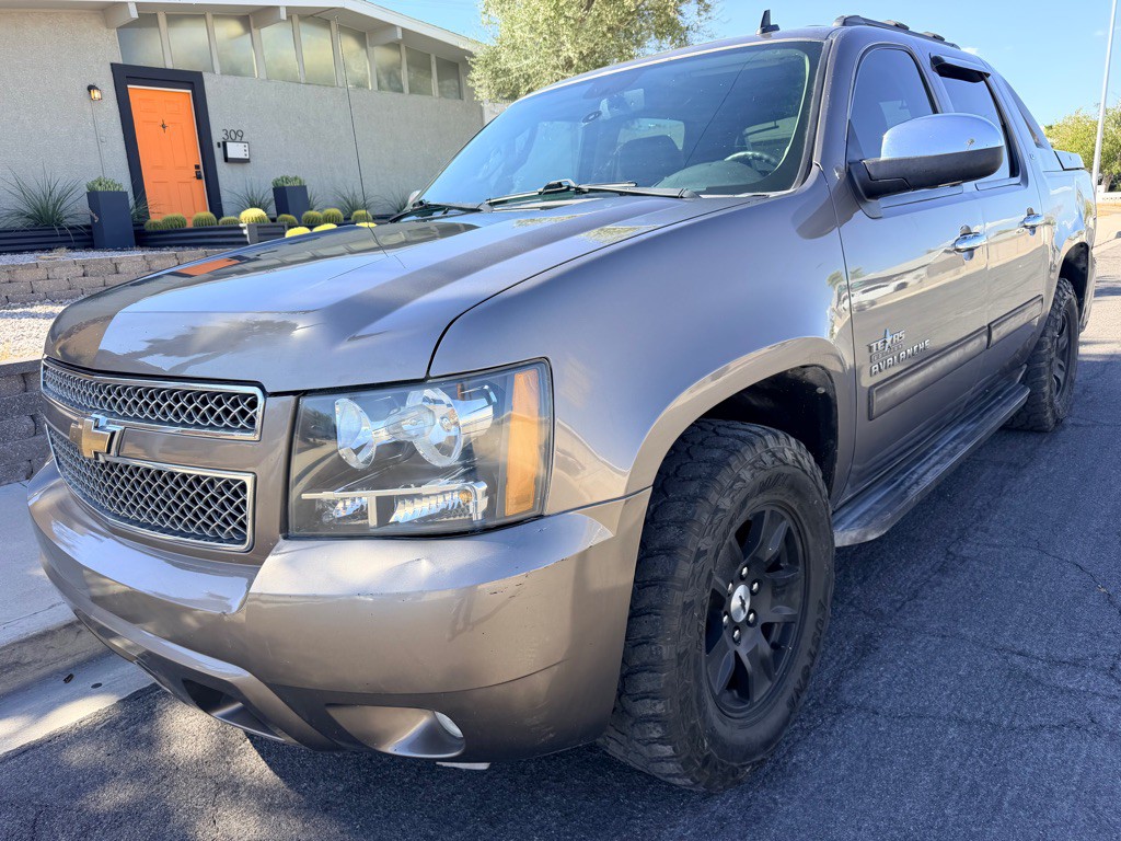 2011 Chevrolet Avalanche Image 3