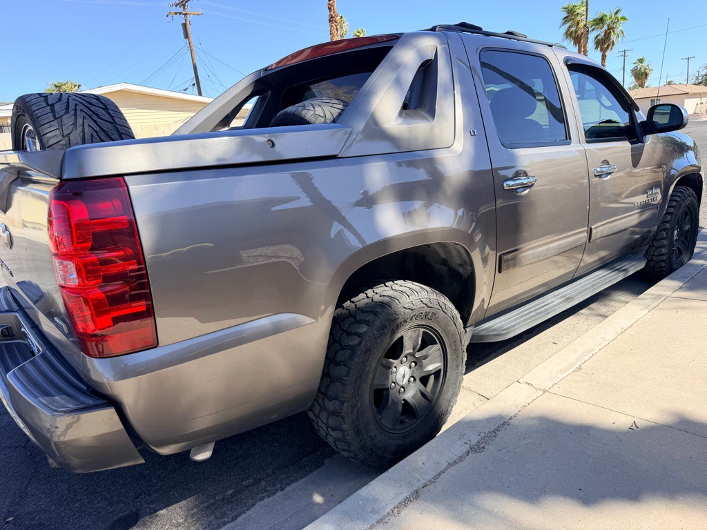 2011 Chevrolet Avalanche Image 4