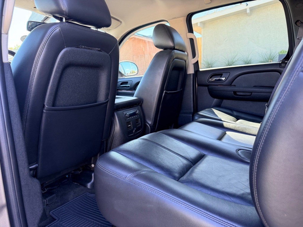 2011 Chevrolet Avalanche Image 6