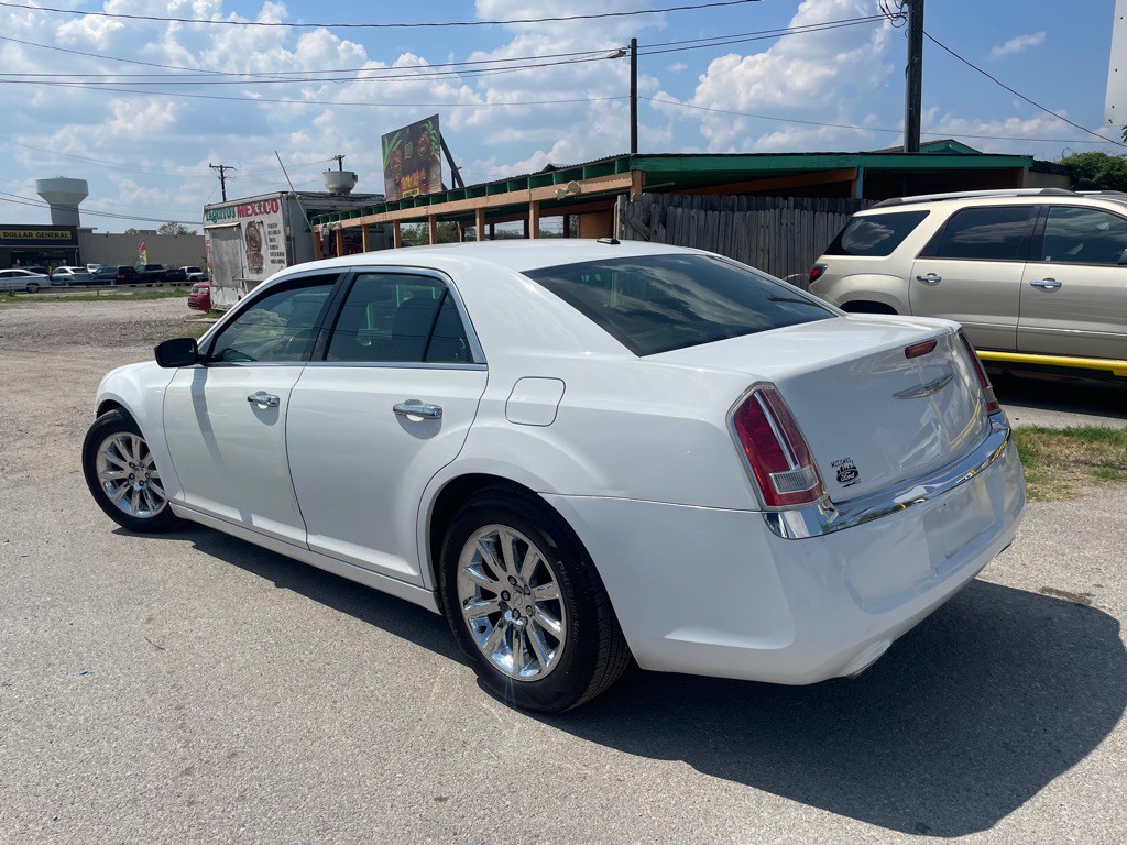 2013 Chrysler 300 Image 4