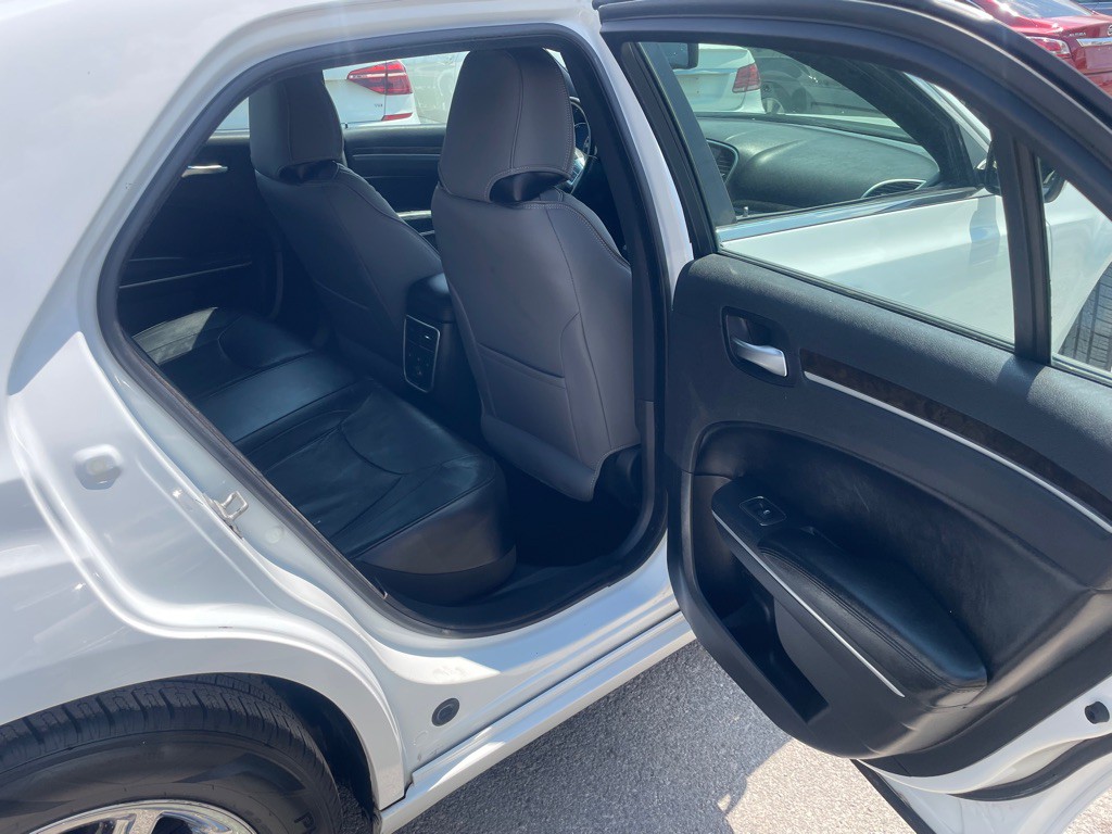2013 Chrysler 300 Image 6