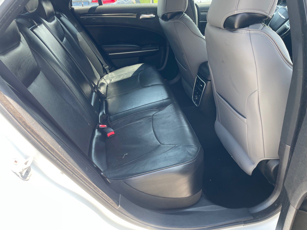 2013 Chrysler 300 Image 7