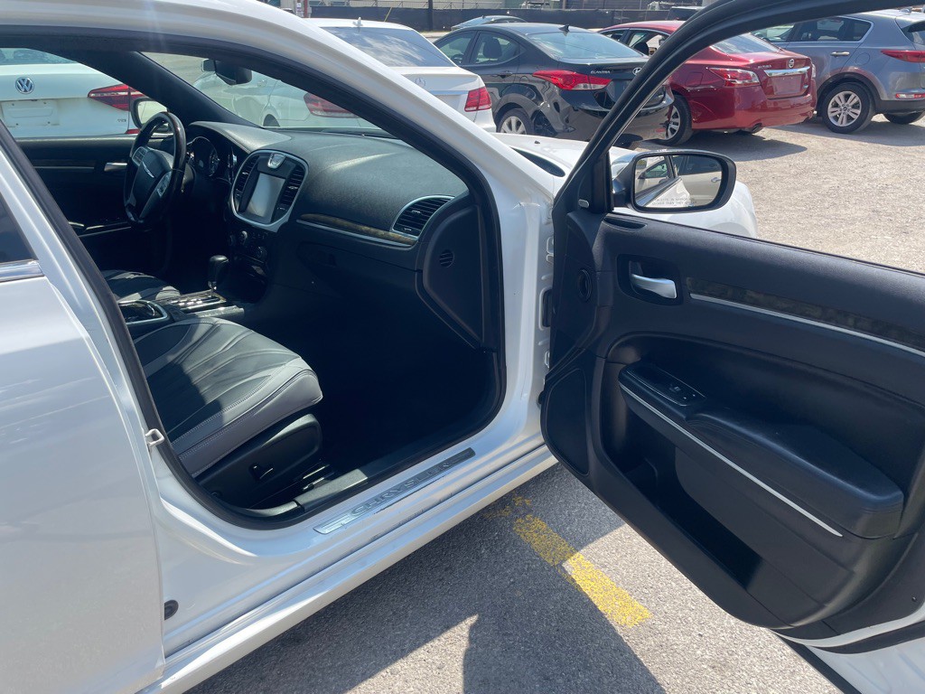 2013 Chrysler 300 Image 8