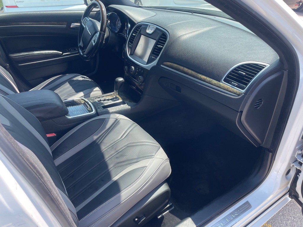 2013 Chrysler 300 Image 9