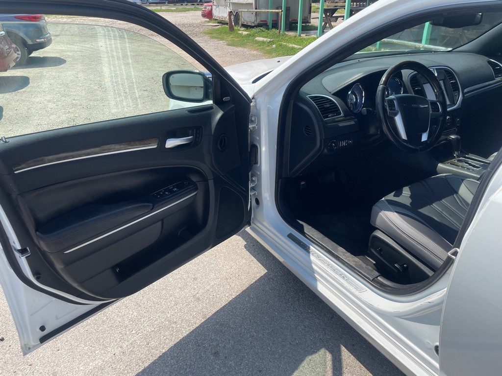 2013 Chrysler 300 Image 10