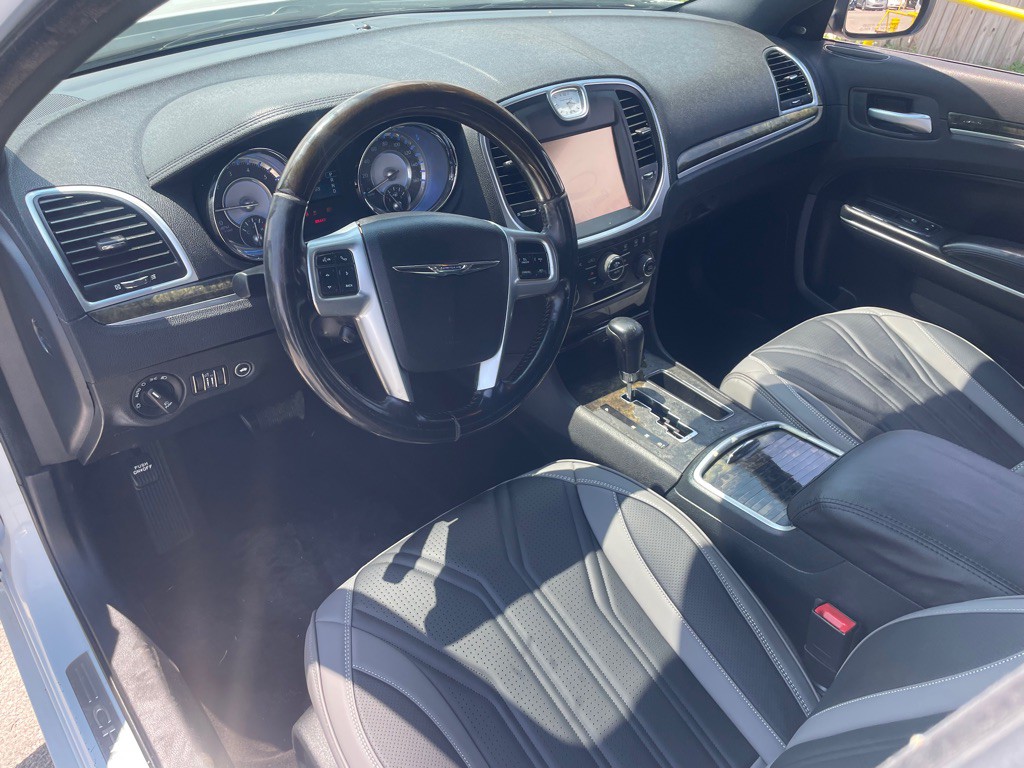 2013 Chrysler 300 Image 11