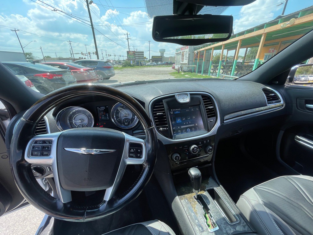 2013 Chrysler 300 Image 12