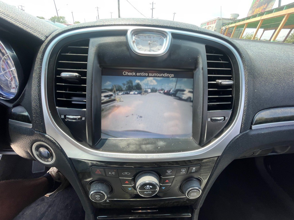 2013 Chrysler 300 Image 13