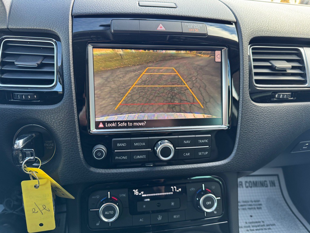 2013 Volkswagen Touareg Image 11