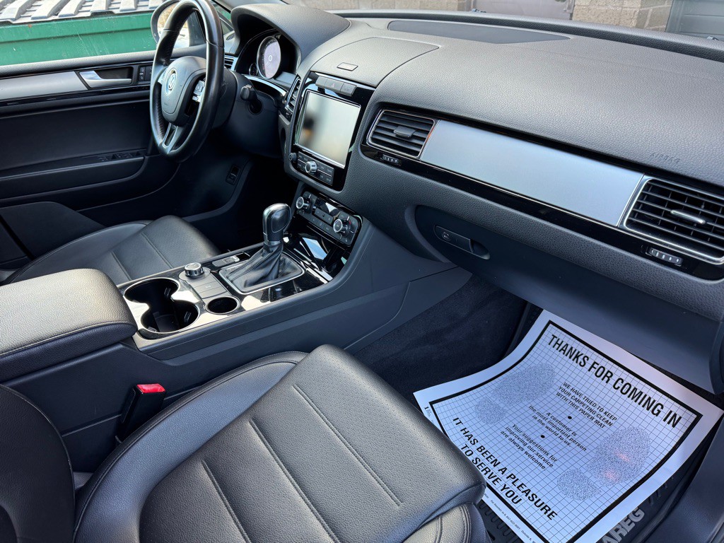 2013 Volkswagen Touareg Image 14