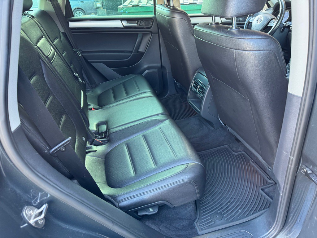 2013 Volkswagen Touareg Image 16
