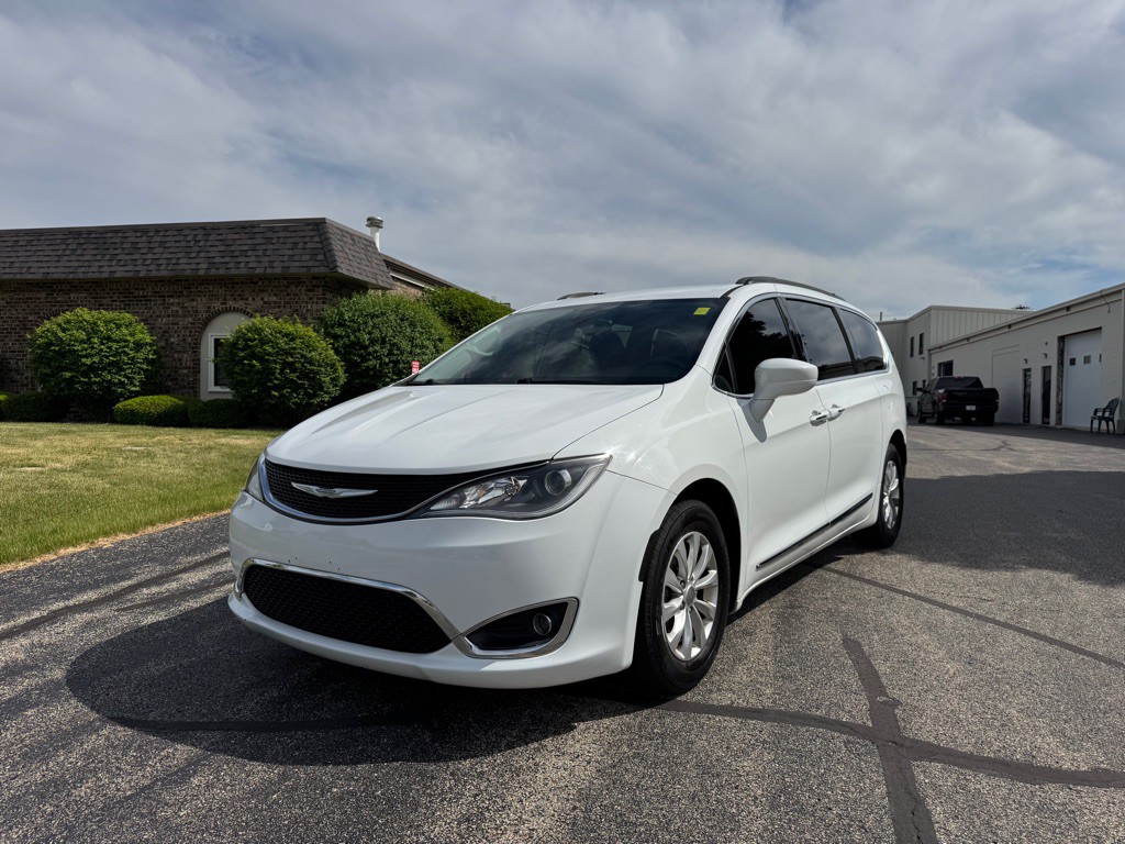 2017 Chrysler Pacifica Image 1
