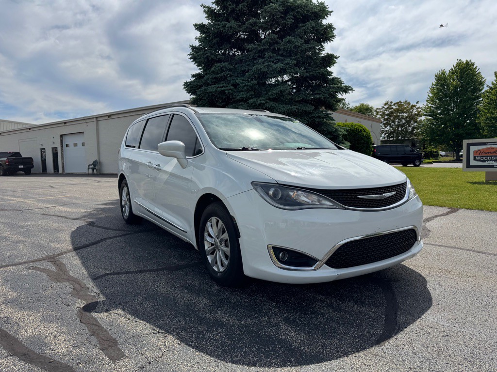 2017 Chrysler Pacifica Image 2