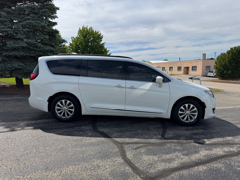 2017 Chrysler Pacifica Image 4