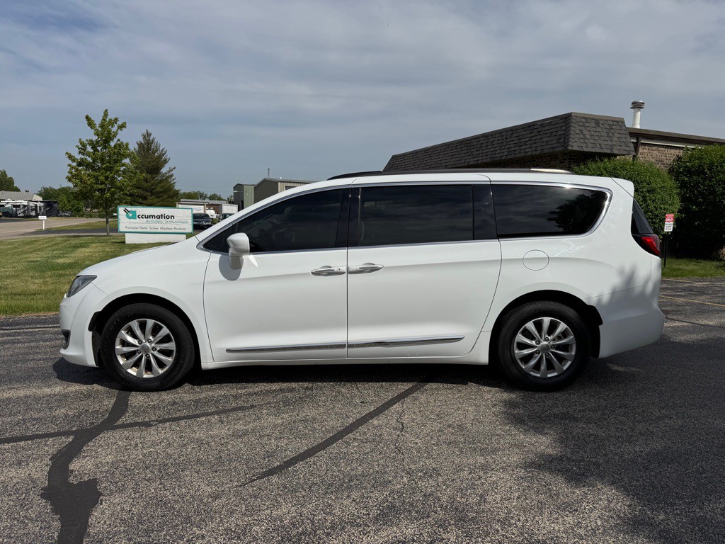 2017 Chrysler Pacifica Image 5