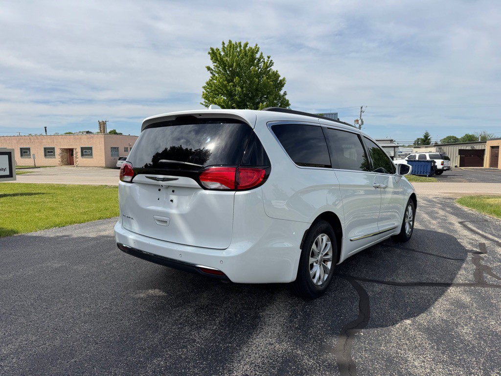 2017 Chrysler Pacifica Image 6