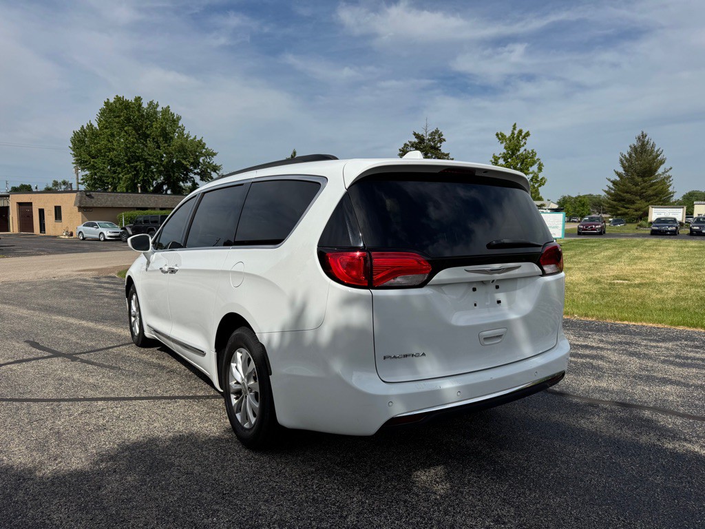 2017 Chrysler Pacifica Image 7