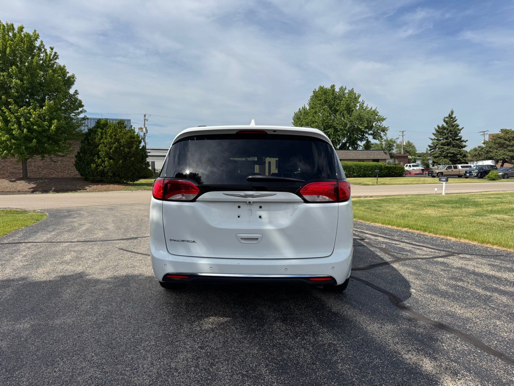 2017 Chrysler Pacifica Image 8
