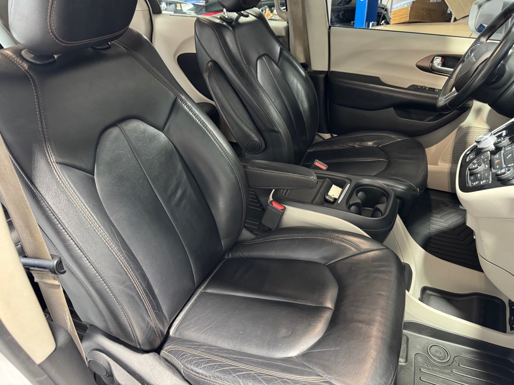 2017 Chrysler Pacifica Image 11