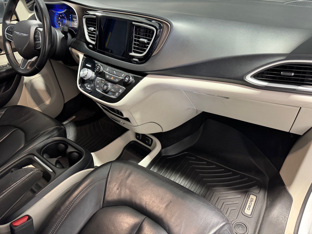 2017 Chrysler Pacifica Image 12