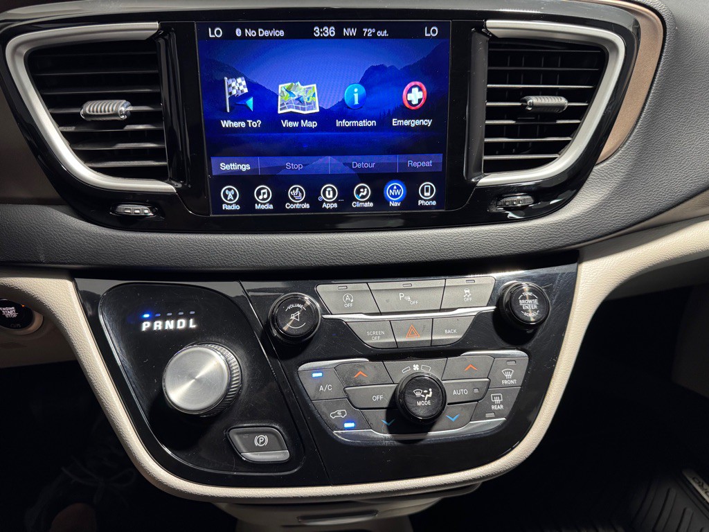 2017 Chrysler Pacifica Image 14