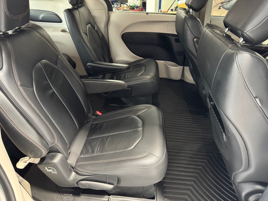 2017 Chrysler Pacifica Image 16