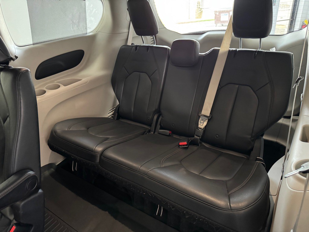 2017 Chrysler Pacifica Image 18