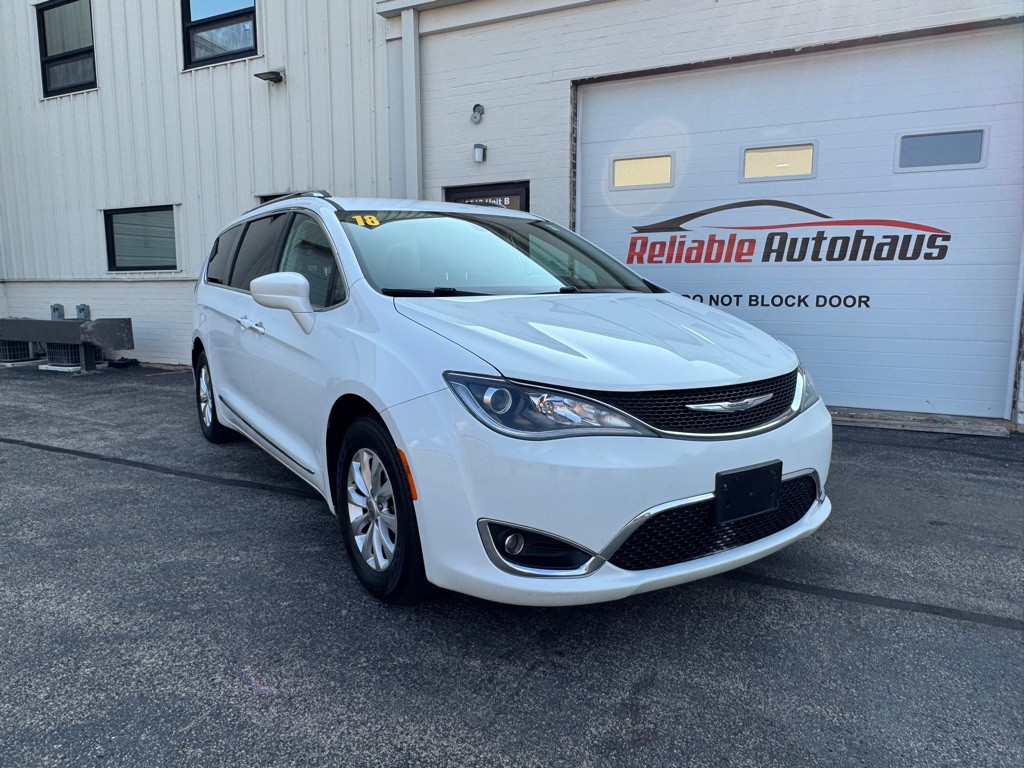2018 Chrysler Pacifica Image 2