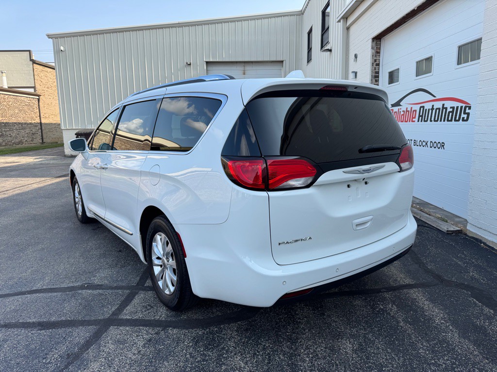 2018 Chrysler Pacifica Image 6
