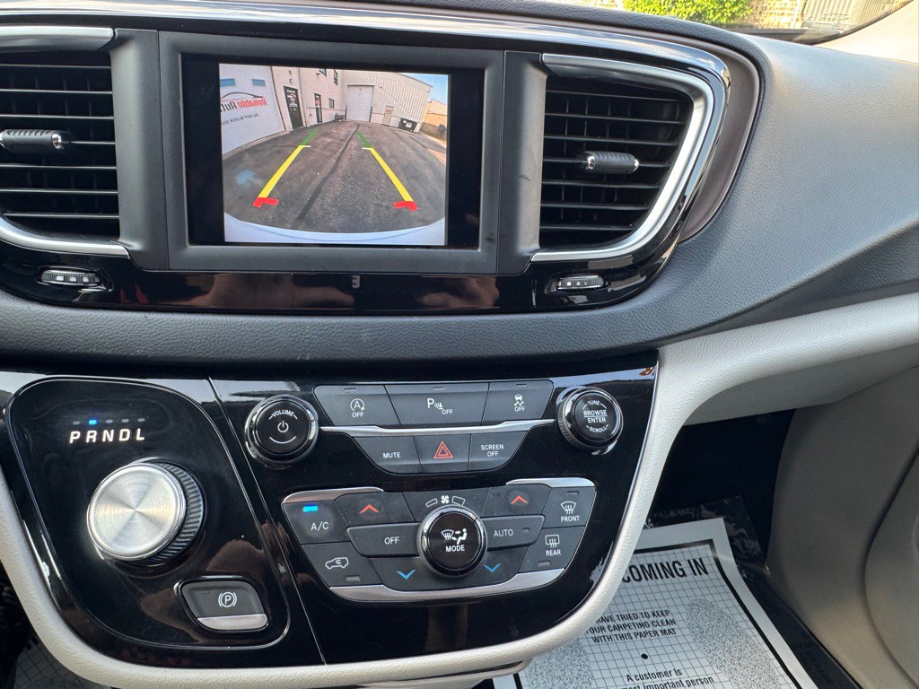 2018 Chrysler Pacifica Image 12