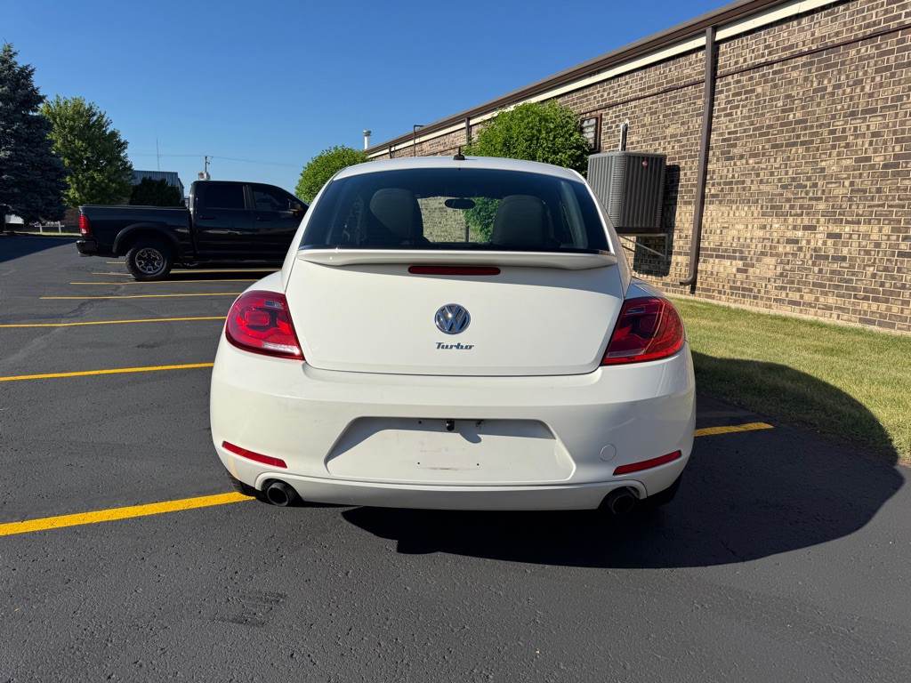 2012 Volkswagen Beetle Image 9