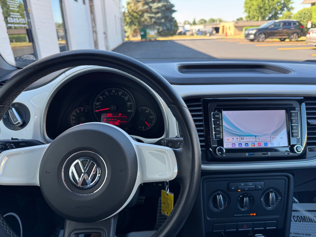 2012 Volkswagen Beetle Image 11