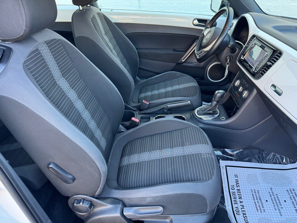 2012 Volkswagen Beetle Image 15