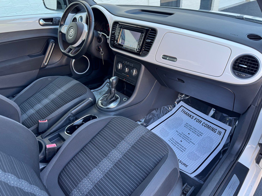 2012 Volkswagen Beetle Image 16