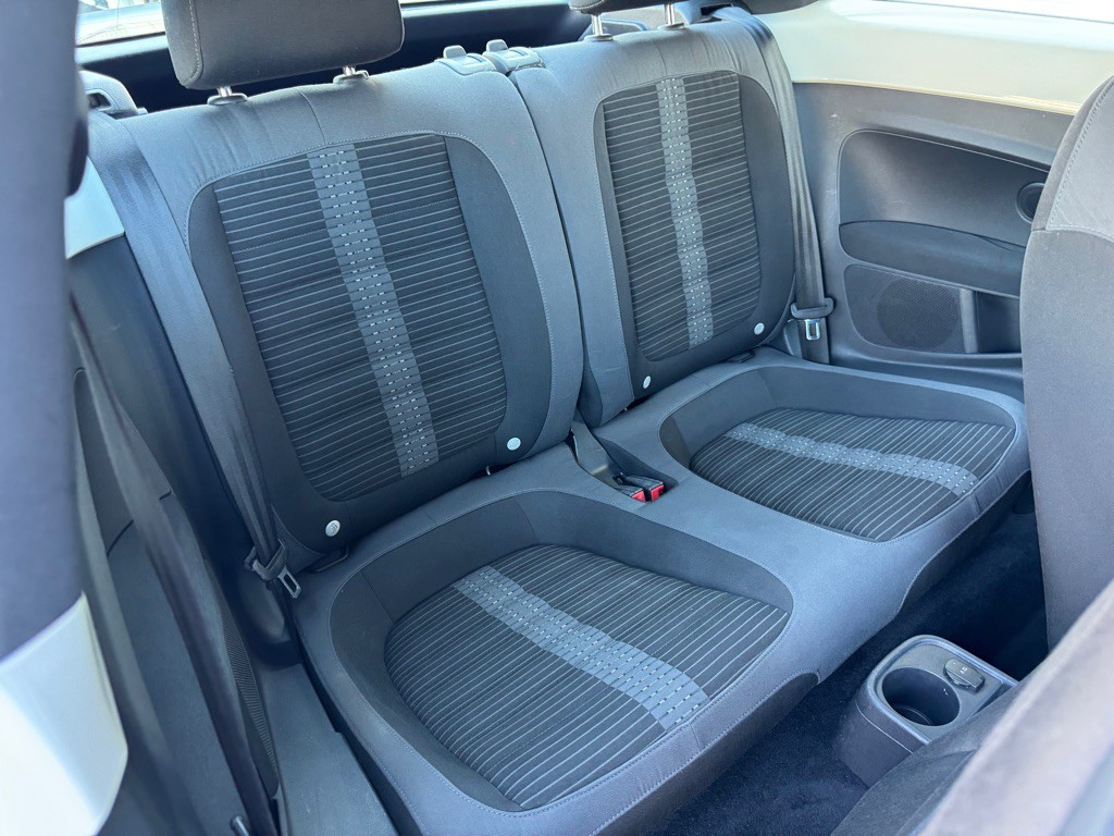 2012 Volkswagen Beetle Image 17