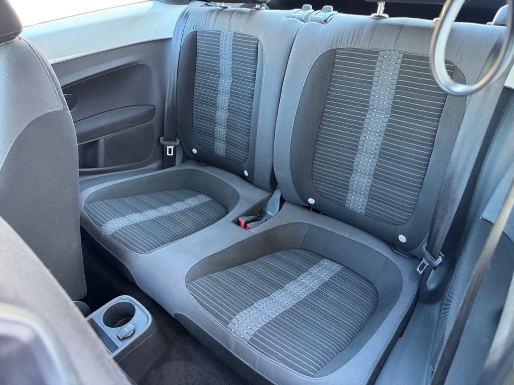 2012 Volkswagen Beetle Image 18