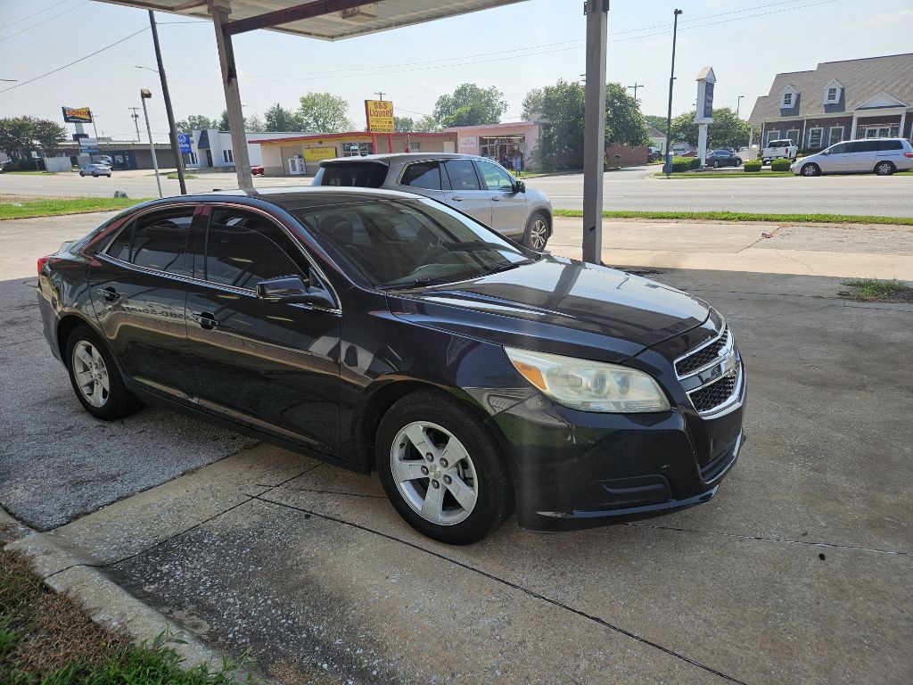2013 Chevrolet Malibu Image 2